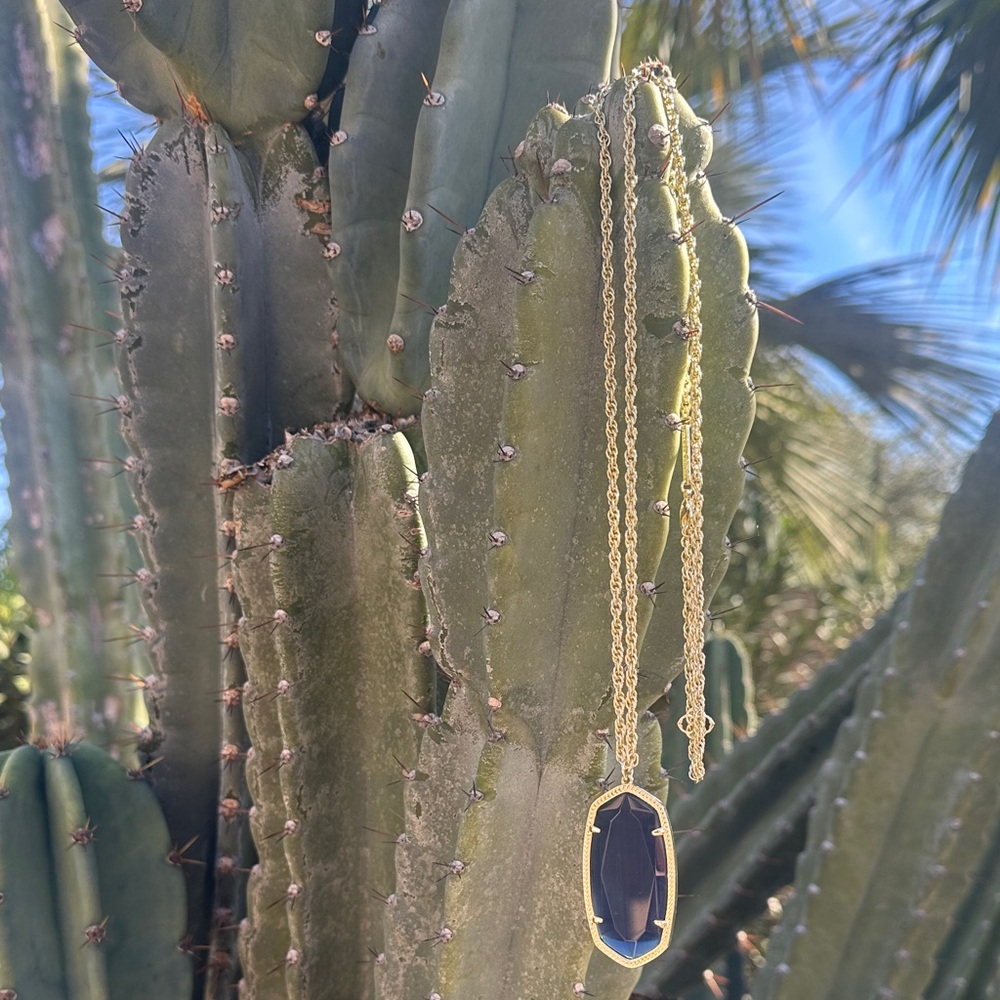 Kendra Scott Gold and dazzling royal blue pendant necklace!